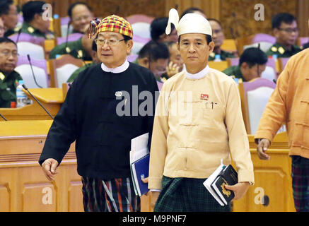 Nay Pyi Taw, Chambre des représentants (Chambre basse). Mar 28, 2018. U Win Myint (R), l'ancien président de la Chambre des représentants (Chambre basse), assiste à une session du Parlement de l'Union du Myanmar à Nay Pyi Taw, 28 mars 2018. U Win Myint a été élu comme nouveau président du Myanmar, selon une annonce du parlement. Credit : U Aung/Xinhua/Alamy Live News Banque D'Images