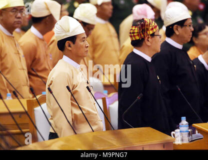 Nay Pyi Taw, Chambre des représentants (Chambre basse). Mar 28, 2018. U Win Myint (L F), ancien président de la Chambre des représentants (Chambre basse), assiste à une session du Parlement de l'Union du Myanmar à Nay Pyi Taw, 28 mars 2018. U Win Myint a été élu comme nouveau président du Myanmar, selon une annonce du parlement. Credit : U Aung/Xinhua/Alamy Live News Banque D'Images