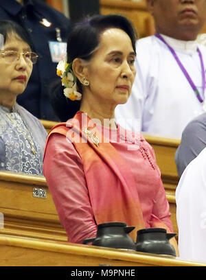 Nay Pyi Taw. Mar 28, 2018. Conseiller d'État du Myanmar Aung San Suu Kyi assiste à une session du Parlement de l'Union du Myanmar à Nay Pyi Taw, 28 mars 2018. U Win Myint, ancien président de la Chambre des représentants (Chambre basse), a été élu comme nouveau président du Myanmar, selon une annonce du parlement. Credit : U Aung/Xinhua/Alamy Live News Banque D'Images