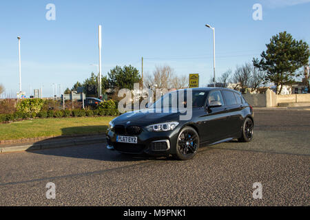 2018 BMW M140i SHADOW EDITION AUTO à l'événement Supercar du Nord-Ouest quand les voitures et les touristes arrivent dans la station côtière. Les voitures se trouvent sur l'esplanade du front de mer, tandis que les amateurs de voitures classiques et de luxe profitent du temps chaud pour une journée de pilotage. Banque D'Images