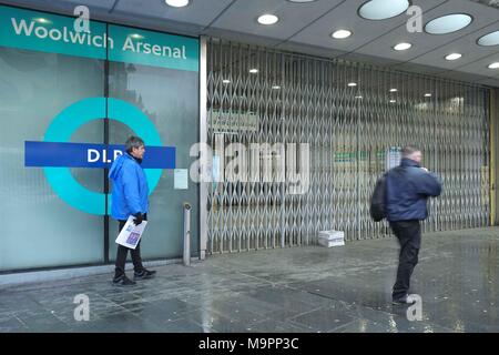 London UK. 28 mars 2018. Une grève de 48 heures par le personnel du syndicat RMT commence aujourd'hui sur le Docklands Light Railway. La grève est en cours sur les conditions de travail. Credit : Claire Doherty/Alamy Live News Banque D'Images