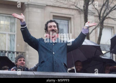 London UK. 28 mars 2018. L'artiste Michael Rakowitz. après le dévoilement de sa sculpture "L'ennemi invisible ne devrait pas exister". La sculpture est une reconstitution d'un taureau ailé,Lamassu sculpture détruit par soi-disant état Islamique (EST) après l'artefact a été volé dans le Musée National d'Irak est d'être dévoilé et affichée à Trafalgar Square Crédit : amer ghazzal/Alamy Live News Banque D'Images