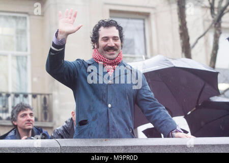 London UK. 28 mars 2018. L'artiste Michael Rakowitz. après le dévoilement de sa sculpture "L'ennemi invisible ne devrait pas exister". La sculpture est une reconstitution d'un taureau ailé,Lamassu sculpture détruit par soi-disant état Islamique (EST) après l'artefact a été volé dans le Musée National d'Irak est d'être dévoilé et affichée à Trafalgar Square Crédit : amer ghazzal/Alamy Live News Banque D'Images