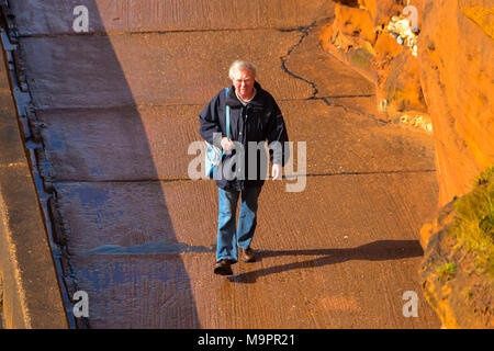 La ville de Sidmouth, Devon, UK. 28 mars 2018. Météo britannique. Un homme bénéficiant d'une promenade le long de Clifton Passerelle sur un matin d'éclaircies à la station balnéaire de Sidmouth dans le Devon après les fortes pluies de la nuit. Crédit photo : Graham Hunt/Alamy Live News Banque D'Images