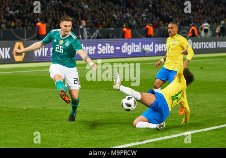 Berlin, Allemagne. Mar 27, 2018. DFB-ESP Test Football, Berlin, 27 mars 2018 Niklas SUELE, DFB 26 concurrence pour la balle contre MARCELO, BRA 12 Douglas COSTA, BRA 7 Allemagne - BRÉSIL 0-1 Coupe du Monde de football la Russie test match , Berlin, 27 mars 2018, la saison 2017-2018 © Peter Schatz / Alamy Live News Banque D'Images