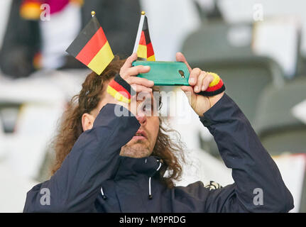 Berlin, Allemagne. Mar 27, 2018. DFB-ESP Test Football, Berlin, 27 mars 2018 fan de sexe masculin allemand avec handy ALLEMAGNE - BRÉSIL 0-1 Coupe du Monde de football la Russie test match , Berlin, 27 mars 2018, la saison 2017-2018 © Peter Schatz / Alamy Live News Banque D'Images