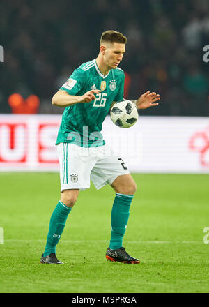 Berlin, Allemagne. Mar 27, 2018. DFB-ESP Test Football, Berlin, 27 mars 2018 Niklas SUELE, DFB 26 entraîne la balle, action, full-size, ALLEMAGNE - BRÉSIL 0-1 Coupe du Monde de football la Russie test match , Berlin, 27 mars 2018, la saison 2017-2018 © Peter Schatz / Alamy Live News Banque D'Images