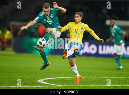 Berlin, Allemagne. Mar 27, 2018. DFB-ESP Test Football, Berlin, 27 mars 2018 Joshua KIMMICH, DFB 18 concurrence pour la balle contre Philippe Coutinho, BRA 11 ALLEMAGNE - BRÉSIL 0-1 Coupe du Monde de football la Russie test match , Berlin, 27 mars 2018, la saison 2017-2018 © Peter Schatz / Alamy Live News Banque D'Images