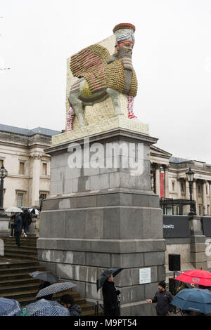 Londres, Royaume-Uni. 28 mars, 2018. La plinthe forth intitulé l'ennemi invisible ne devrait pas exister par l'artiste Michael Rakowitz est dévoilé à Trafalgar Square. Credit : Raymond Tang/Alamy Live News Banque D'Images