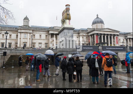 Londres, Royaume-Uni. 28 mars, 2018. La plinthe forth intitulé l'ennemi invisible ne devrait pas exister par l'artiste Michael Rakowitz est dévoilé à Trafalgar Square. Credit : Raymond Tang/Alamy Live News Banque D'Images