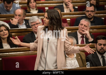 Barcelone, Catalogne, Espagne. Mar 28, 2018. Ciudadanos (citoyens) membre du parlement catalan Ines Arrimadas parle lors d'une séance plénière. Les partis indépendantistes du parlement catalan faire valoir le droit de Carles Puigdemont d'être investi en tant que président de la Catalogne. Carles Puigdemont est détenu par les autorités allemandes après avoir été arrêté sur un mandat international. Crédit : Jordi Boixareu/ZUMA/Alamy Fil Live News Banque D'Images