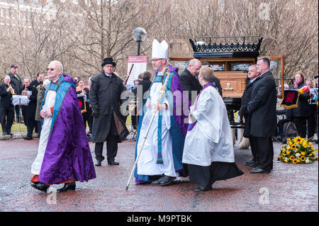 La Cathédrale de Liverpool, Liverpool, Royaume-Uni. 28 mars 2018. Les Funérailles de Sir Ken Dodd a lieu à la cathédrale anglicane de Liverpool. Sir Ken Dodd est décédé à son domicile en frêne épineux, Liverpool, plus tôt ce mois-ci à l'âge de 90 ans, deux jours seulement après avoir épousé son partenaire de 40 ans, Anne Jones, maintenant Lady Anne Dodd. Dans un spectacle de respect, des milliers de fans étaient alignés sur la rue pour regarder le cortège funèbre, qui était dirigée par un corbillard tiré par des chevaux. Crédit : Paul Warburton/Alamy Live News Banque D'Images