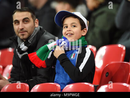 Londres, Royaume-Uni. 27 mars, 2018. Un jeune fan de l'Italie l'ANGLETERRE V ITALIE ANGLETERRE V ITALIE, INTERNATIONAL FRIENDLY 27 mars 2018 GBB7150 RÉDACTION STRICTEMENT AMICAL INTERNATIONAL UNIQUEMENT. Si le joueur/joueurs représentés dans cette image est/sont de jouer pour un club anglais ou l'équipe d'Angleterre. Puis cette image ne peut être utilisé qu'à des fins rédactionnelles. Pas d'utilisation commerciale. Allstar Crédit : photo library/Alamy Live News Banque D'Images