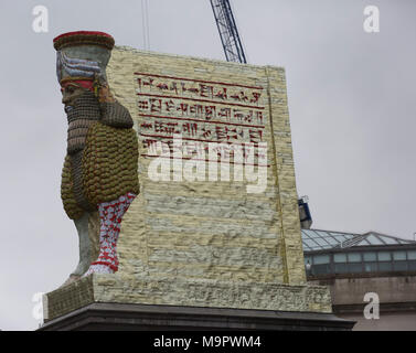 London,UK,28 mars 2018, les œuvres de Michael Rakowitz, l'ennemi invisible ne devrait pas exister a été dévoilée sur le quatrième Socle à Trafalgar Square. Il est fabriqué à partir de 10 000 boîtes de sirop de date et est un centre de loisirs d'une statue détruite par Isis en 2015©Keith Larby/Alamy Live News Banque D'Images