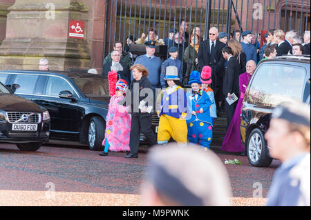 La Cathédrale de Liverpool, Liverpool, Royaume-Uni. 28 mars 2018. L'diddy hommes assister à l'enterrement de Sir Ken Dodd à la cathédrale anglicane de Liverpool. Sir Ken Dodd est décédé à son domicile en frêne épineux, Liverpool, plus tôt ce mois-ci à l'âge de 90 ans, deux jours seulement après avoir épousé son partenaire de 40 ans, Anne Jones, maintenant Lady Anne Dodd. Dans un spectacle de respect, des milliers de fans étaient alignés sur la rue pour regarder le cortège funèbre, qui était dirigée par un corbillard tiré par des chevaux. Crédit : Paul Warburton/Alamy Live News Banque D'Images