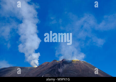 Fumeurs volcan Etna, province de Catane, Italie, Silcilia Banque D'Images