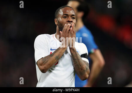 L'Angleterre Raheem Sterling réagit après une occasion manquée lors de la match amical au stade de Wembley, Londres. Banque D'Images