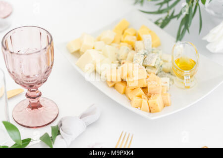Plateau de fromages. La plaque avec de la nourriture sur la table, des collations au banquet, banquet de mariage, table, dîner nourriture, dîner de gala. Banque D'Images