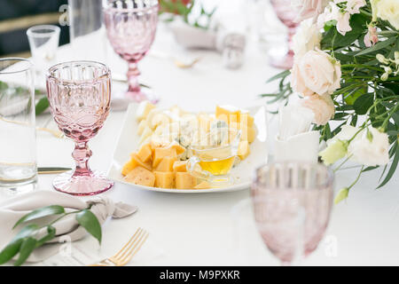 Plateau de fromages. La plaque avec de la nourriture sur la table, des collations au banquet, banquet de mariage, table, dîner nourriture, dîner de gala. Banque D'Images
