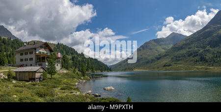 Gasthaus et Obersee, Stallersattel, municipalité de Sankt Jakob in Defereggen, Tyrol, Autriche Banque D'Images