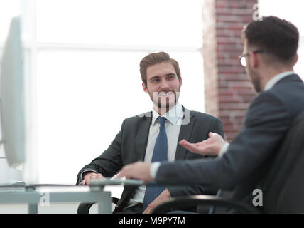Image de deux jeunes hommes d'interaction at meeting in office Banque D'Images