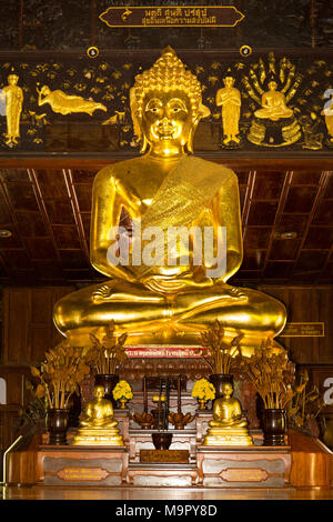 Golden Buddha statue dans le bot de Wat Phra Phuttha Saiyat Nimit, Phra Buddha, Sahatsakhan Phukhao, District de Kalasin, Isan Banque D'Images