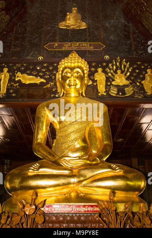 Golden Buddha statue dans le bot de Wat Phra Phuttha Saiyat Nimit, Phra Buddha, Sahatsakhan Phukhao, District de Kalasin, Isan Banque D'Images