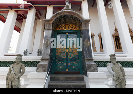 Porte peinte et figures de pierre en face de l'Ubosot, Wat Suthat, Temple Royal, Phra Nakhon, Bangkok, Thaïlande Banque D'Images