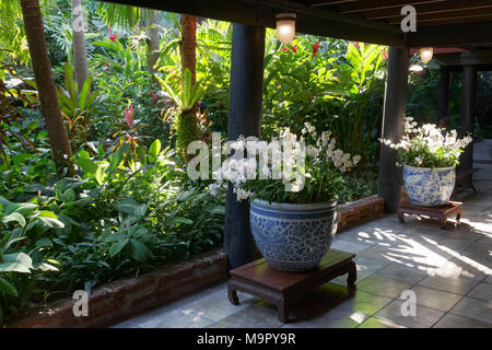 Thai traditionnelle maison en bois sur pilotis, vue sur le jardin, Jim Thompson House Museum, Pathum Wan, Bangkok, Thaïlande Banque D'Images