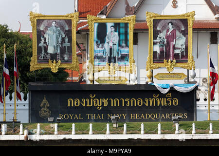 De grandes affiches avec la famille royale de Thaïlande, ex-roi Bhumibol Adulyadej, la reine Sirikit, le prince héritier Vajiralongkorn Mama, à l'avant Banque D'Images