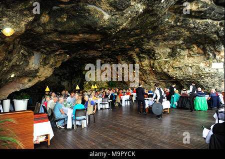 Polignano al Mare, restaurant construit dans la grotte naturelle, Grotta Palazzese Polignano al Mare, Pouilles, Italie Banque D'Images