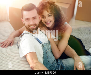 Heureux jeunes mariés dans un nouvel appartement. Banque D'Images