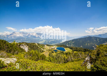 Paysage panoramique vue depuis le lac sur la montagne d'Gasselhoehe Reiteralm et de montagnes lointaines Alpes autrichiennes à Dachstein Banque D'Images