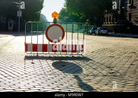 Sofia, Bulgarie - 30 juillet 2017 : l'ensemble barrière urbaine vide route pavée fermée à toute circulation en raison de travaux de réparation sur Dondukov Boulevard Banque D'Images