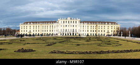 Vienne, Autriche - 31 décembre 2017 : Le jardin dans le parc du palais Schönbrunn (Wien) préparé pour l'hiver avec des fleurs disparues Banque D'Images