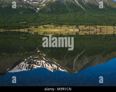 Lac Vert Khoton avec paysage de forêt et de l'eau reflet de montagnes neigeuses, la Mongolie Banque D'Images
