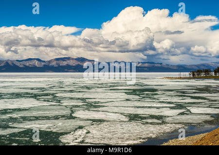 Lac Khuvsgul gelés en hiver, la Mongolie Banque D'Images