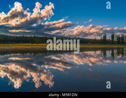 Lac Khuvsgul, avec des nuages et des réflexions de l'eau, la Mongolie Banque D'Images