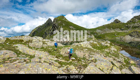 Les randonneurs à un petit lac à l'Klafferkessel, Schladminger Tauern Schladminger, Höhenweg, Schladming, Styrie, Autriche Banque D'Images