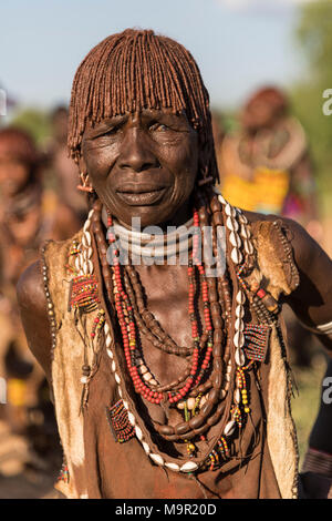 Vieille Femme avec des bijoux traditionnels, portrait, Hamer, tribu du sud de l'ONU, marché Turmi Nationalités et Peuples de la région" Banque D'Images