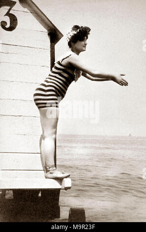 Femme en maillot rayé veut sauter dans l'eau, 1910, la mer Baltique, Allemagne Banque D'Images