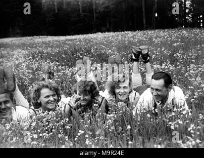 Trois femmes et deux hommes couchés dans un pré de fleurs, 1930, Allemagne Banque D'Images