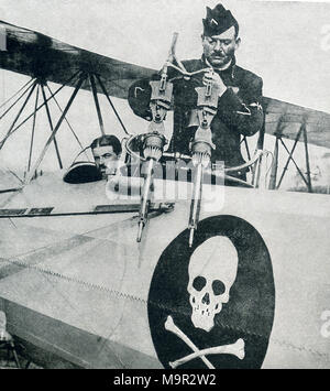 Cette photo remonte à la Première Guerre mondiale et montre un avion de guerre français. La légende dit : une reconnaissance française machine avec deux mitrailleuses réunis sur une tourelle derrière le pilote. Banque D'Images