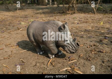 White Rhino jouet sans un klaxon sur un terrain naturel. Banque D'Images