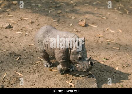 White Rhino jouet sans un klaxon sur un terrain naturel. Banque D'Images