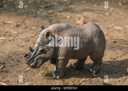 White Rhino jouet sans un klaxon sur un terrain naturel. Banque D'Images