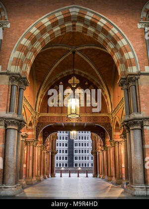 Structure de l'arc et le plafond à St Pancras International, Londres, Angleterre, Royaume-Uni, Europe. Banque D'Images