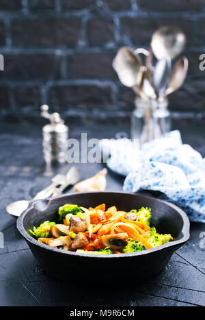 Poêlée de champignons avec légumes, légumes poêlés dans le moule Banque D'Images