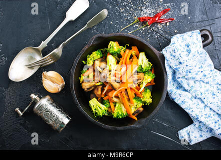 Poêlée de champignons avec légumes, légumes poêlés dans le moule Banque D'Images