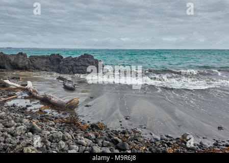 Les vagues sur la plage de Mckenzie Bay en Nouvelle Zélande l'île Rangitoto Banque D'Images